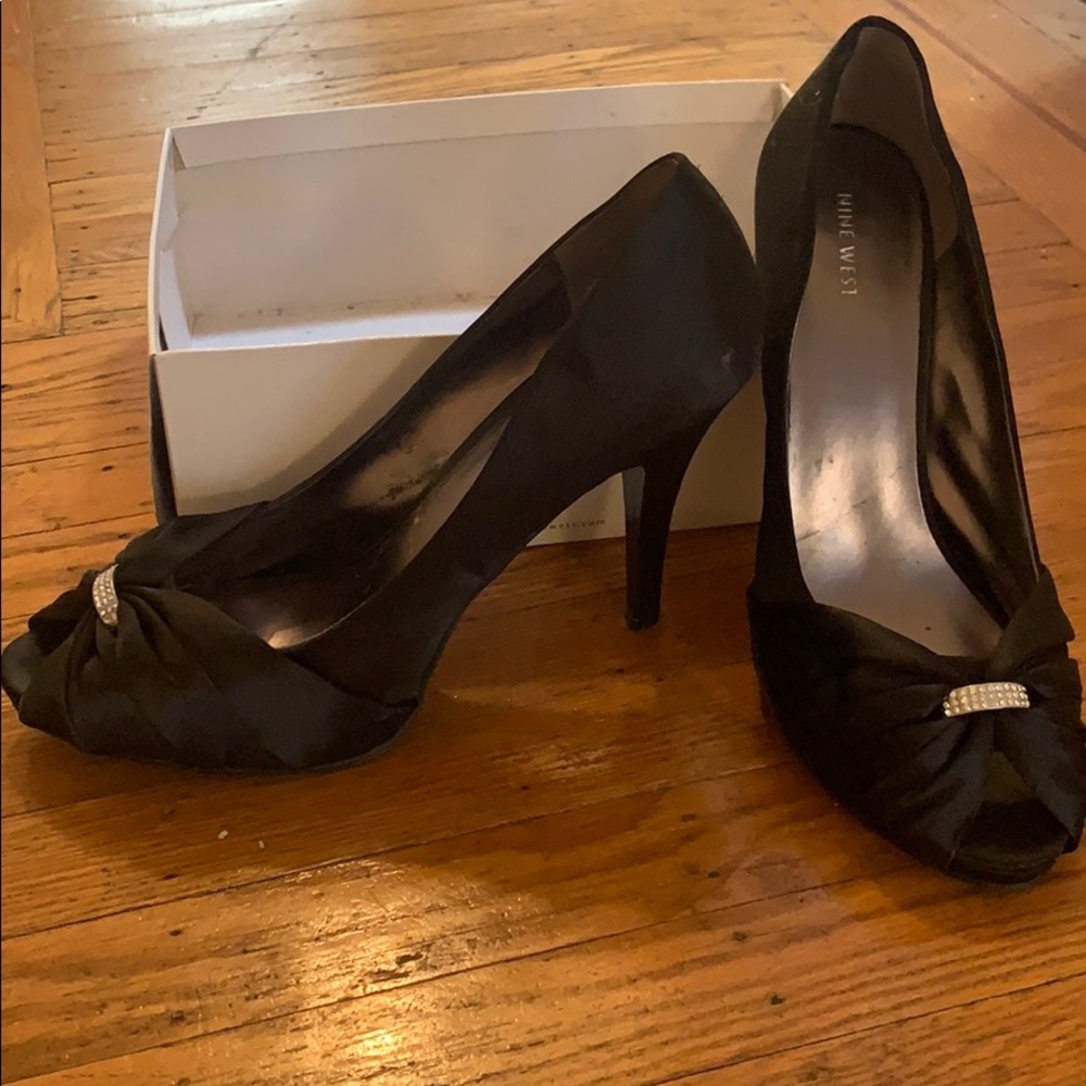 Black pumps